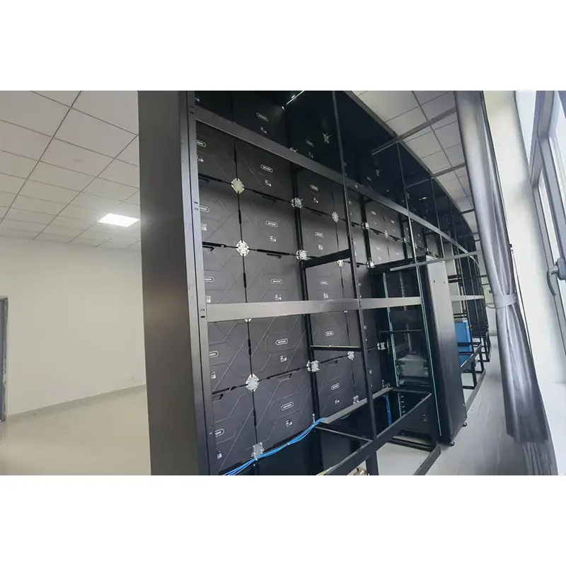 Armário móvel com tela LED curva